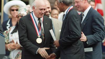 Foto del 4 de julio de 1993, el presidente sudafricano Frederik de Klerk (izquierda) estrecha la mano con el líder del Congreso Nacional Africano (ANC), Nelson Mandela (centro), mientras el presidente estadounidense Bill Clinton (derecha) mira a De Klerk.