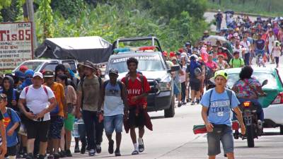 Migrantes caminan en caravana este fin de semana rumbo a Estados Unidos, en el municipio de Tapachula en Chiapas.