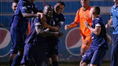 Wilmer Crisanto celebrando con sus compañeros el segundo gol del Motagua.