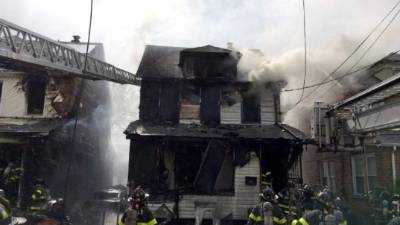 Los bomberos contuvieron las llamas antes de que se extendieran sin control. Foto: Cortesía New York Post