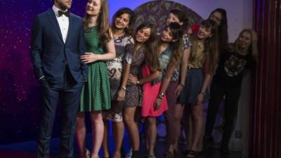 Seguidoras de Ryan Gosling se toman fotografías al lado de su perfecta figura en el museo de Londres.