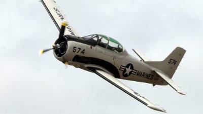 El show de cuatro paracaidistas que viajaron colgados de un helicóptero fue lo más aplaudido del evento.