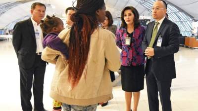Ocho personas de una familia de Zimbabue, incluidos cuatro niños, han vivido en el Aeropuerto Internacional Suvarnabhumi durante tres meses, mientras esperaban su condición de refugiados por parte de las Naciones Unidas. EFE/ Str PROHIBIDO SU USO EN TAILANDIA