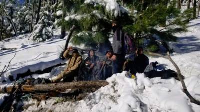 Los inmigrantes hondureños quedaron atrapados en una montaña tras una fuerte nevada derivada del ciclón bomba que azotó a EEUU la semana pasada./CBP.