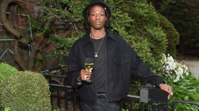 El rapero Joey vio sin anteojos el eclipse solar.