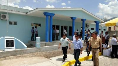 El nuevo edificio del centro de salud funciona frente al parque. Fotos Efraín V. Molina