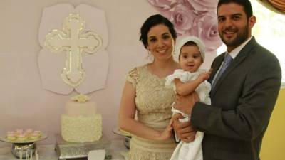 Los esposos Linda y Rolando Castillo con su pequeña Marianne.