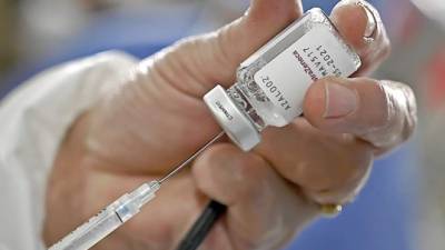 Solo el personal de Salud han recibido una y dos dosis de vacunas de Moderna y AstraZeneca. Falta la población. (Photo by Orlando SIERRA / AFP)