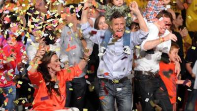 El alcalde de Buenos Aires, el opositor Mauricio Macri (c) del partido PRO es visto junto a Gabriela Michetti (i), candidata del PRO al senado argentino, hoy, domingo 27 de octubre de 2013, en el búnker de campaña de su partido en Buenos Aires (Argentina). Contabilizados el 39,9 por ciento de los sufragios a nivel nacional y el 21,5 por ciento en la provincia de Buenos Aires, Massa, actual alcalde de la localidad bonaerense de Tigre, se impuso por el 42,64 por ciento de los votos, doce puntos por encima de su principal adversario político, el oficialista Martín Insaurralde, del gobernante Frente para la Victoria. EFE