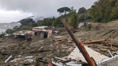 Unos 200 vecinos de Casamicciola han tenido que ser evacuados y están siendo asistidos en un estadio cercano a la localidad.