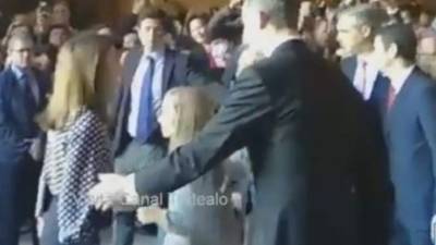 La escena tuvo lugar el pasaso domingo a la salida de la misa de Resurección. Foto: Youtube.