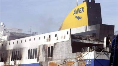Imagen del ferri 'Norman Atlantic', atracado ya en el puerto de Brindisi, en la que se aprecian los daños ocasionados por el incendio que se declaró hace una semana, y que causó la muerte de al menos 11 personas. EFE