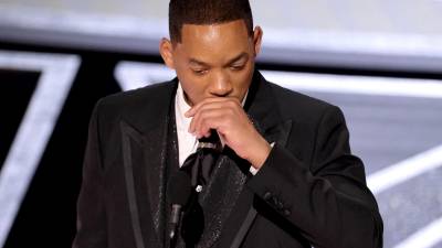 Will Smith llora al momento de recibir el premio de la Academia al mejor actor.