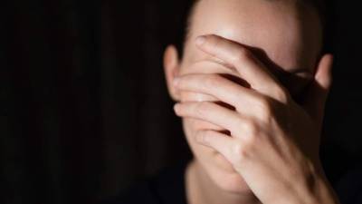 Hablar del tema con personas de tu entera confianza o con quiénes hayan vivido la misma situación es bueno para calmar los ánimos.