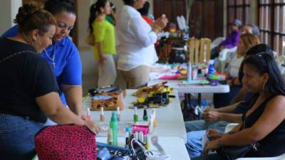 Los emprendedores que han aplicado con éxito a créditos expusieron sus productos durante la celebración delprimer aniversario . Foto: Melvin Cubas.