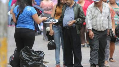 Jóvenes trabajan en diferentes comercios.