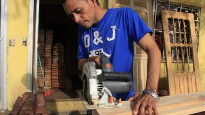 Un emprendedor trabaja la madera.