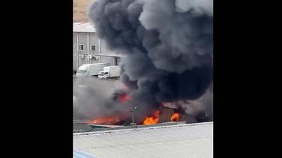 <b>Los bomberos aún no han podido entrar a la oficina donde están las dos personas atrapadas. </b>