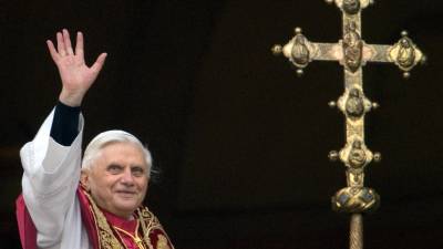 En esta foto de archivo tomada el 19 de abril de 2005, el alemán Joseph Ratzinger, el nuevo Papa Benedicto XVI, saluda a la multitud desde la ventana del balcón principal de la Basílica de San Pedro después de ser elegido el Papa número 265 de la Iglesia Católica Romana en la Ciudad del Vaticano