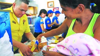 Una mujer al recibir sus 2 piezas en Church’s en 2014.