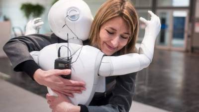 Un ejemplar de Pepper, un androide de última generación muy popular en Japón, ha acudido por primera vez a un instituto nipón en el marco de una iniciativa para normalizar la presencia de robots en las aulas, informó hoy la cadena pública NHK. EFE/Archivo