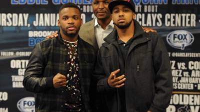 Eddie Gómez (der.) junto a su contrincante en enero, Daquan Arnett. Atrás aparece Bernard Hopkins.