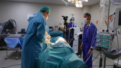 Esta es la primera cirugía robótica del mundo para la extracción de un tumor agresivo en la tráquea, realizada en el hospital Ruber Internacional (Madrid) por el cirujano torácico Diego González. Foto: Zipi Aragón. EFE
