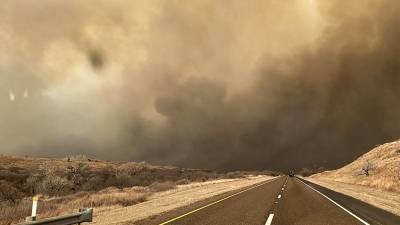 Los bomberos de Texas luchan contra un masivo incendio forestal que asola el norte del estado desde el lunes.