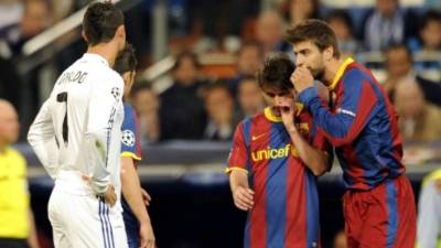 Piqué junto a Messi en un partido contra el Real Madrid. Enfrente Cristiano Ronaldo.