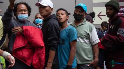 Grupos de migrantes centroamericanos a las afueras en la sede del Instituto Nacional de Migración (INM), imagen de archivo. EFE.