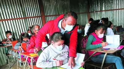 Hay docentes que imparten clases hasta a 100 alumnos.