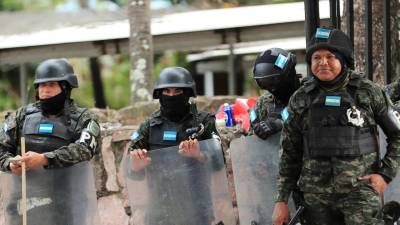 Fotografía del 16 de diciembre de 2025 que muestra a integrantes de la Policía Militar de Honduras que custodian el Instituto Nacional de Formación Profesional (Infop), lugar donde se encuentra el Centro Logístico Electoral, en Tegucigalpa (Honduras).