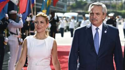 El expresidente de Argentina, Alberto Fernández, y la ex primera dama de Argentina, Fabiola Yáñez, caminan por la alfombra roja antes de la ceremonia de apertura de la 9ª Cumbre de las Américas en el Centro de Convenciones de Los Ángeles, California, el 8 de junio de 2022.