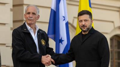 Los presidentes hondureño y ucraniano, Nasry ‘Tito’ Asfura y Volodímir Zelenski, acordaron este viernes durante la primera visita a Kiev del mandatario centroamericano trabajar en la posible transferencia a Honduras de tecnologías agrícolas y de drones ucranianos.