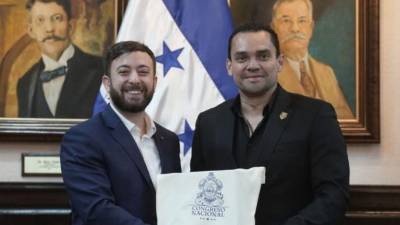 El escritor y politólogo argentino Agustín Laje junto con el presidente del Congreso Nacional, Tomás Zambrano.