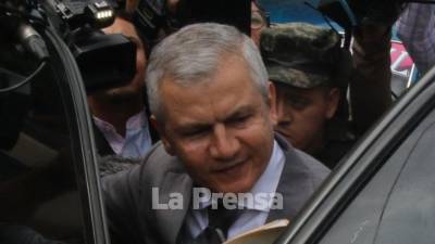 La Justicia de Honduras resolvió este miércoles que el exjefe del Estado Mayor Conjunto de las Fuerzas Armadas, general retirado Roosevelt Hernández, enfrente en libertad un proceso por presuntos ataques contra la libertad de prensa.