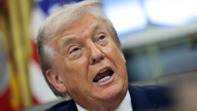 El presidente de EE.UU., Donald Trump, habla durante una ceremonia en el Despacho Oval de la Casa Blanca, en Washington D. C., el 11 de diciembre de 2025.