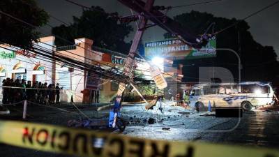 Escena del accidente vial ocurrido la noche de este martes en el barrio Guamilito de San Pedro Sula.