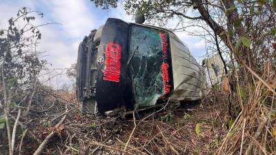 Así quedó el bus rapidito que se accidentó este sábado en Lepaera, Lempira (Honduras).
