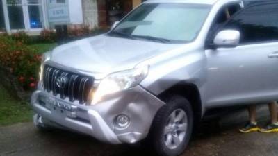 La camioneta en la que se transportaba el cantante Farruko sufrió daños leves en la parte delantera.