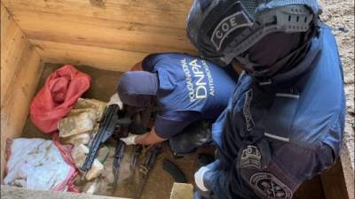 Los 23 fardos de cocaína, las armas y el dinero fueron encontrados por los agentes ocultos en unas caletas dentro de dos casas en la aldea Parma de Sonaguera, Colón.