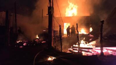 Los bomberos informaron que el fuego fue controlado en unos 30 minutos.