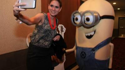 La cantante nina Maier se hizo una selfie.