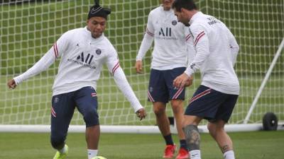 Mbappé durante un entrenamiento del PSG junto a Lionel Messi. Foto EFE.