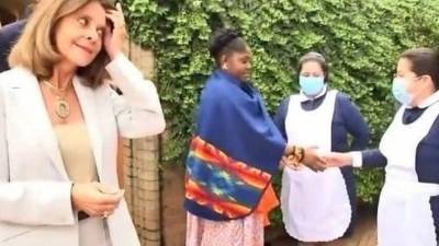 La vicepresidenta colombiana Marta Lucía Ramírez ha recibido duras críticas por no saludar al personal de servicio de la residencia oficial.