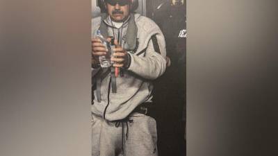 El presidente de EE.UU., Donald Trump, publicó este sábado una foto del presidente venezolano, Nicolás Maduro, esposado y con los ojos y oídos tapados a bordo de un buque militar estadounidense en el Caribe, tras su captura por fuerzas del país norteamericano.