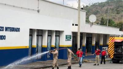 Personal de Sinager y el Cuerpo de Bomberos desinfectaron el edificio de El Florido en Copán.