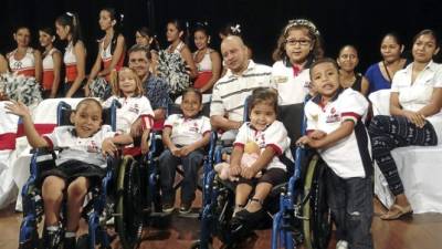 En el lanzamiento realizado ayer en el estudio Rosario Sagastume de Ferrari se presentó a los seis niños testimonio.