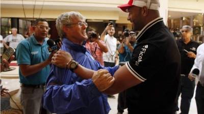 Bora Milutinovic saluda al defensa Víctor 'Muma' Bernárdez.