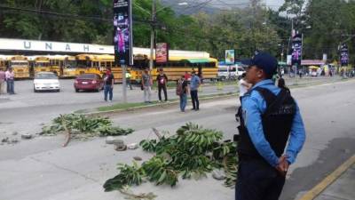 Aunque hay presencia policial y militar en la Unah-vs los estudiantes y transportistas demandan otras acciones.